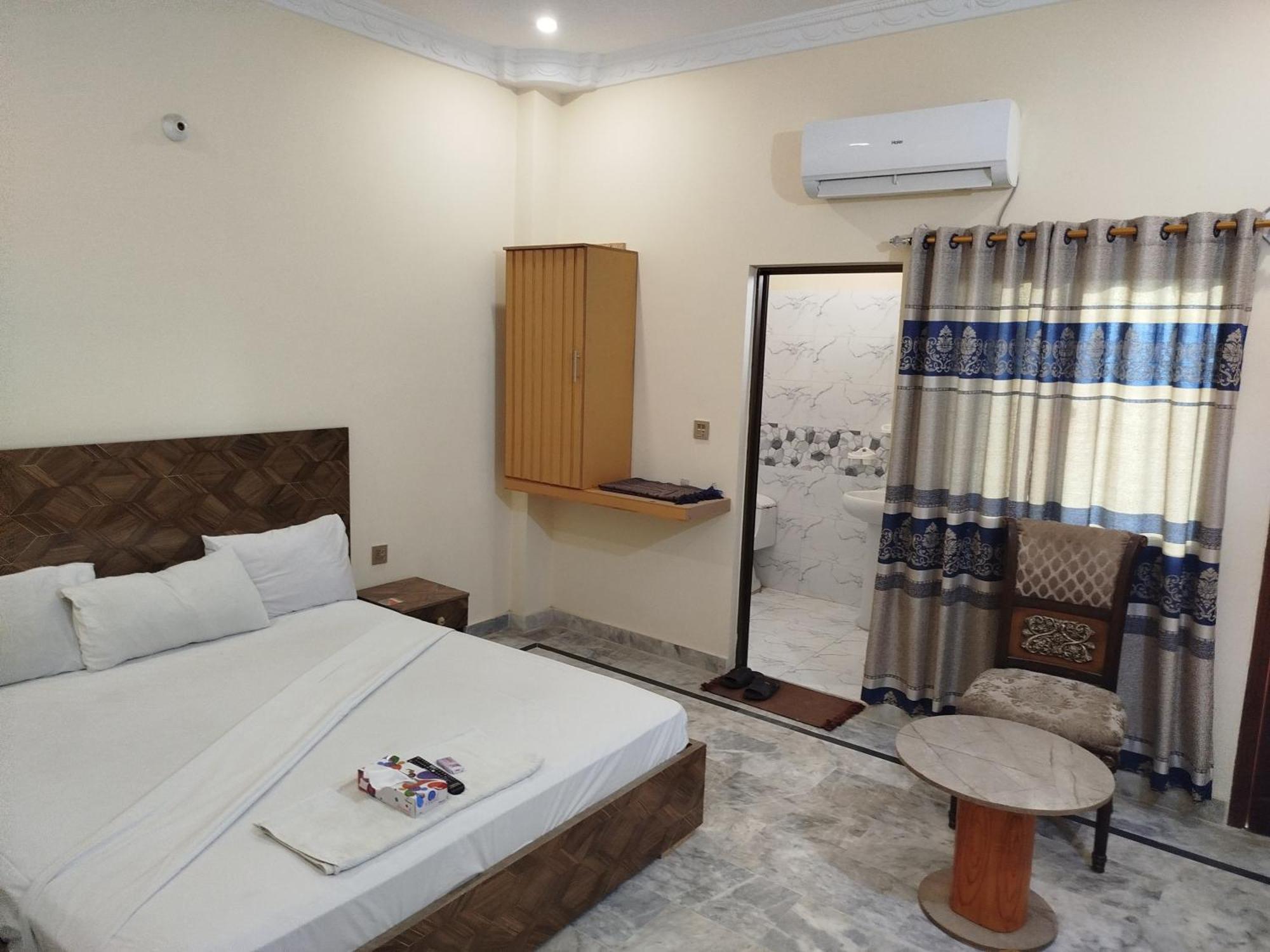 Hotel Crown Plaza, Near Karachi Airport, Darul Sehat Hospital, Dow, Agha Khan And Liaqat Hospital מראה חיצוני תמונה