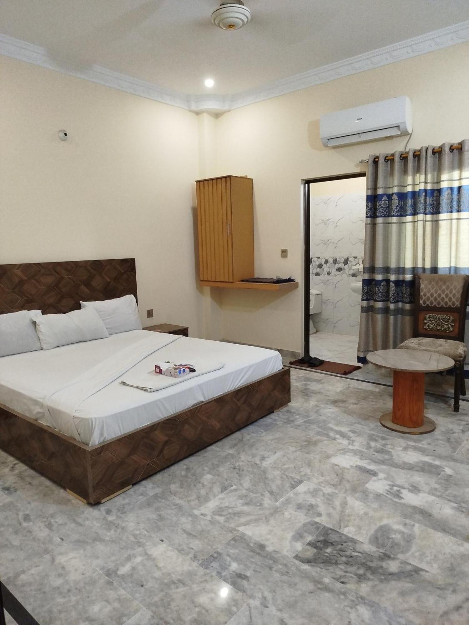 Hotel Crown Plaza, Near Karachi Airport, Darul Sehat Hospital, Dow, Agha Khan And Liaqat Hospital מראה חיצוני תמונה