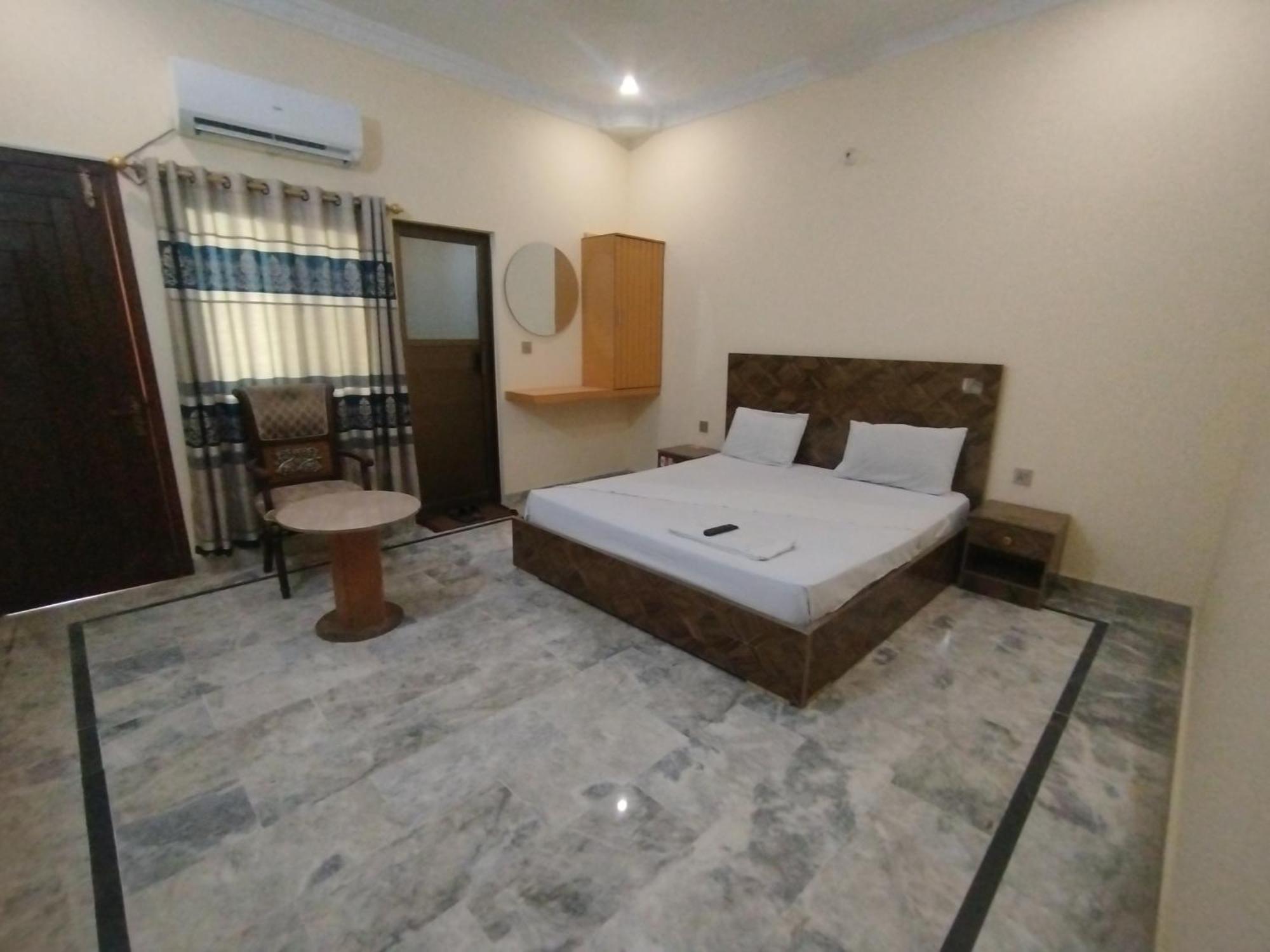 Hotel Crown Plaza, Near Karachi Airport, Darul Sehat Hospital, Dow, Agha Khan And Liaqat Hospital מראה חיצוני תמונה