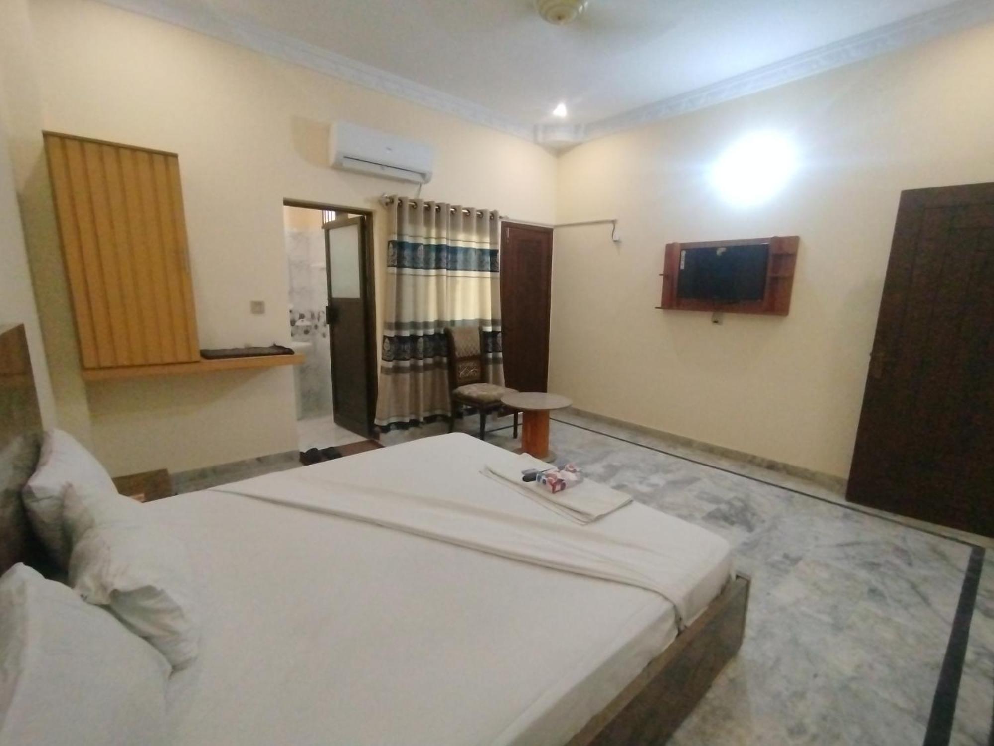 Hotel Crown Plaza, Near Karachi Airport, Darul Sehat Hospital, Dow, Agha Khan And Liaqat Hospital מראה חיצוני תמונה