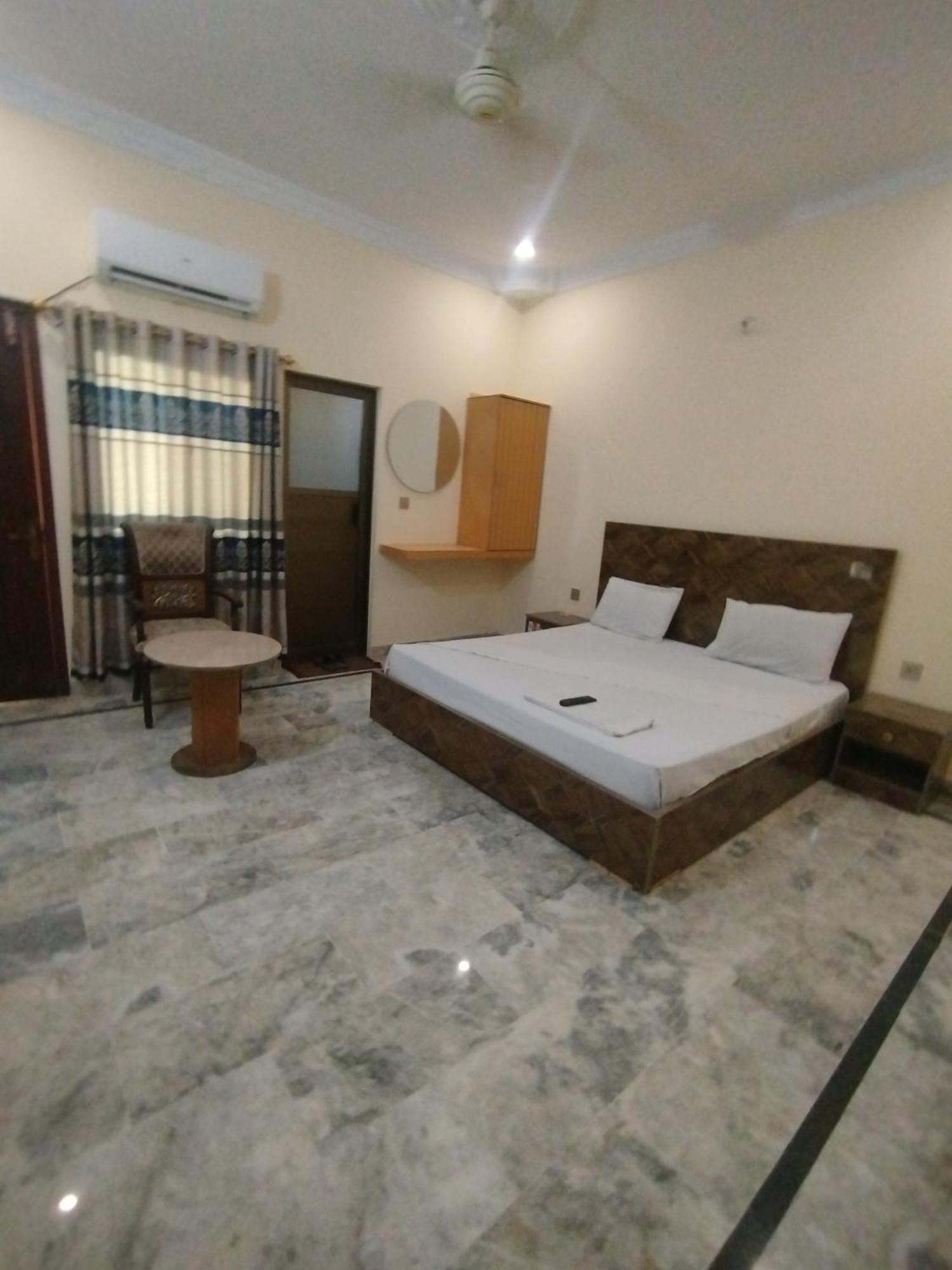 Hotel Crown Plaza, Near Karachi Airport, Darul Sehat Hospital, Dow, Agha Khan And Liaqat Hospital מראה חיצוני תמונה