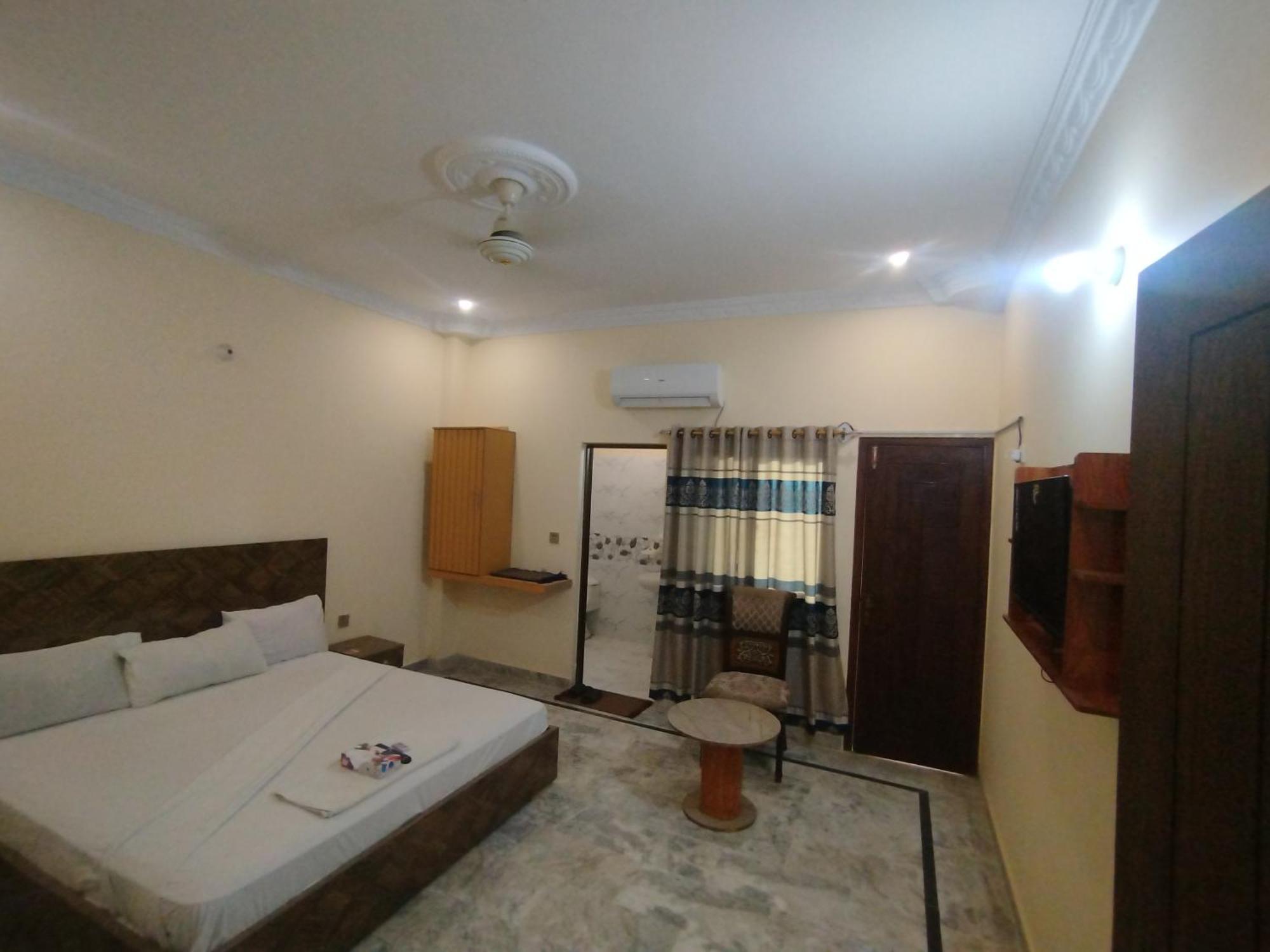 Hotel Crown Plaza, Near Karachi Airport, Darul Sehat Hospital, Dow, Agha Khan And Liaqat Hospital מראה חיצוני תמונה