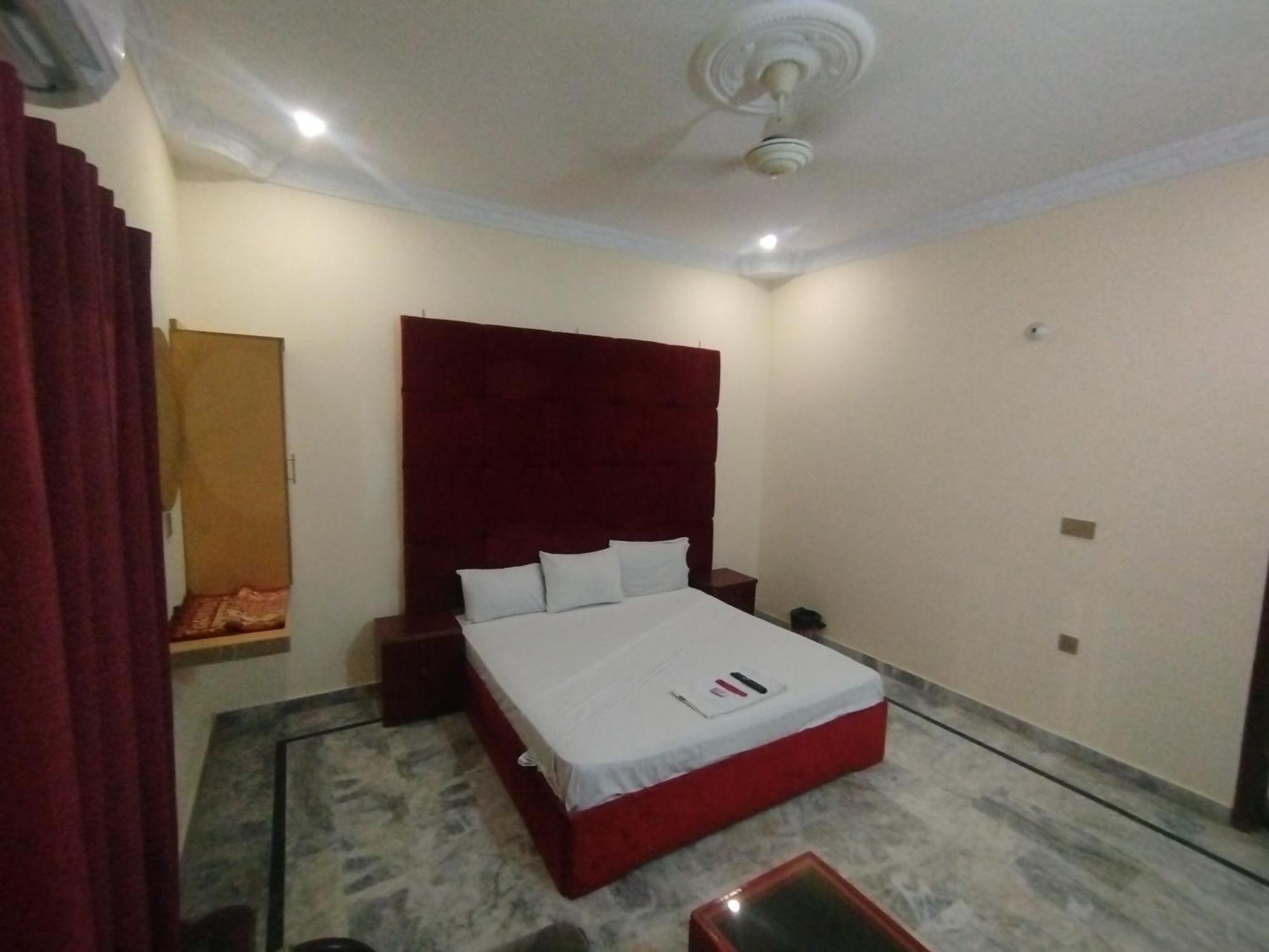 Hotel Crown Plaza, Near Karachi Airport, Darul Sehat Hospital, Dow, Agha Khan And Liaqat Hospital מראה חיצוני תמונה