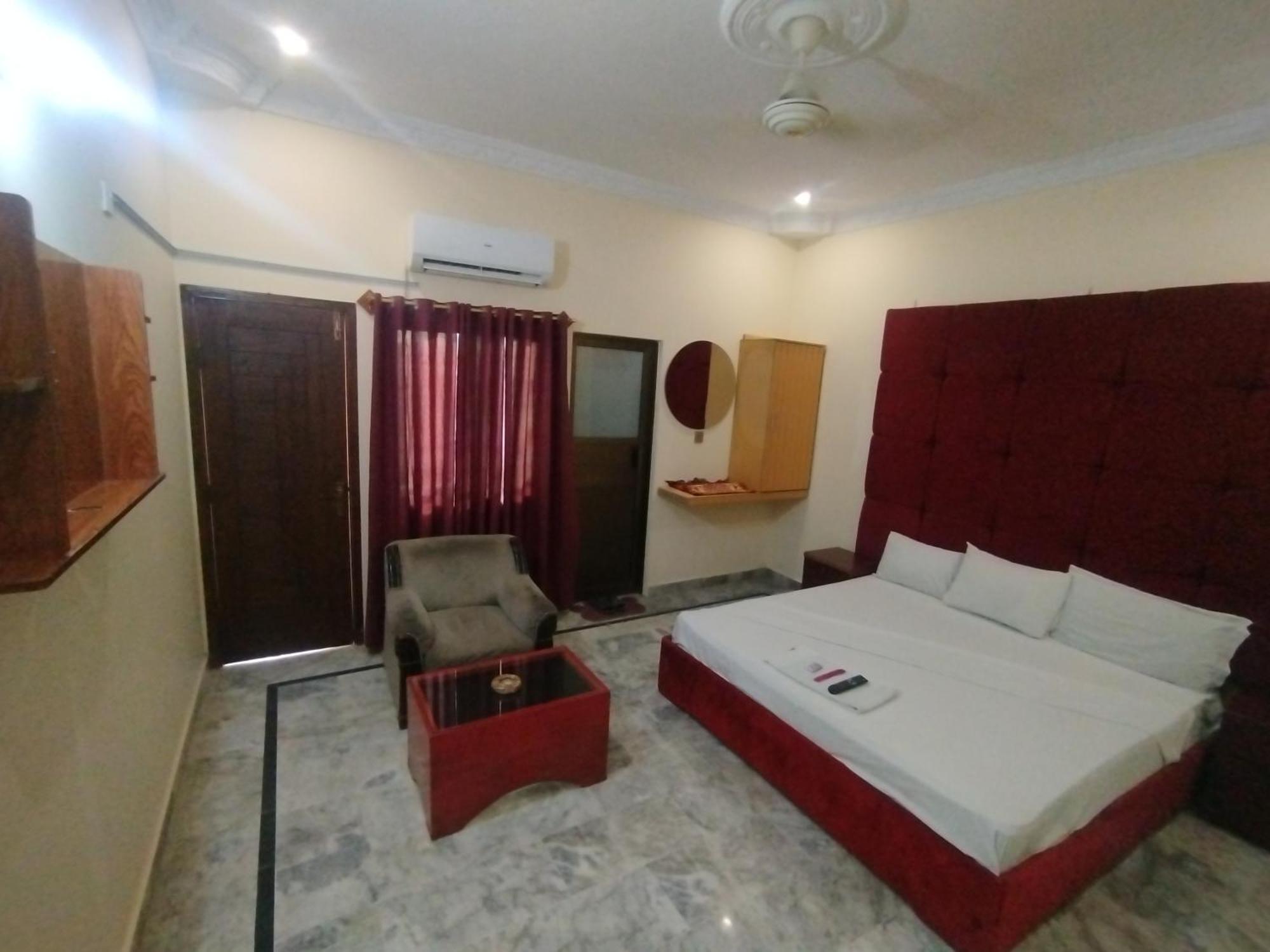 Hotel Crown Plaza, Near Karachi Airport, Darul Sehat Hospital, Dow, Agha Khan And Liaqat Hospital מראה חיצוני תמונה