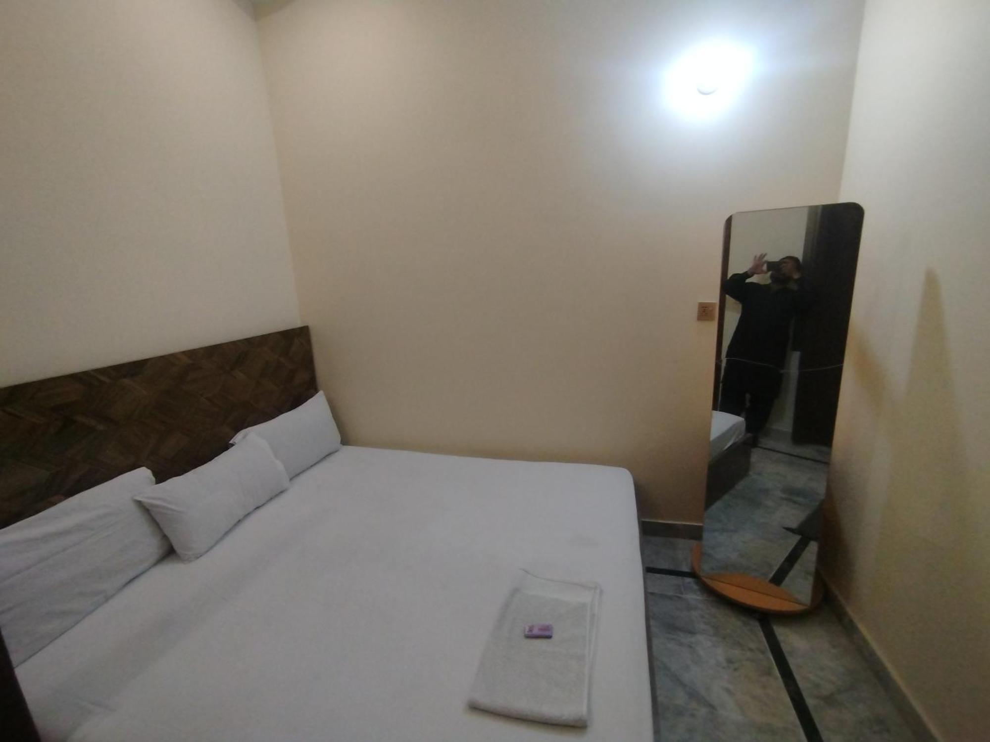 Hotel Crown Plaza, Near Karachi Airport, Darul Sehat Hospital, Dow, Agha Khan And Liaqat Hospital מראה חיצוני תמונה